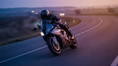 スリリングな体験：Traffic Riderの一人称レースの革新 header